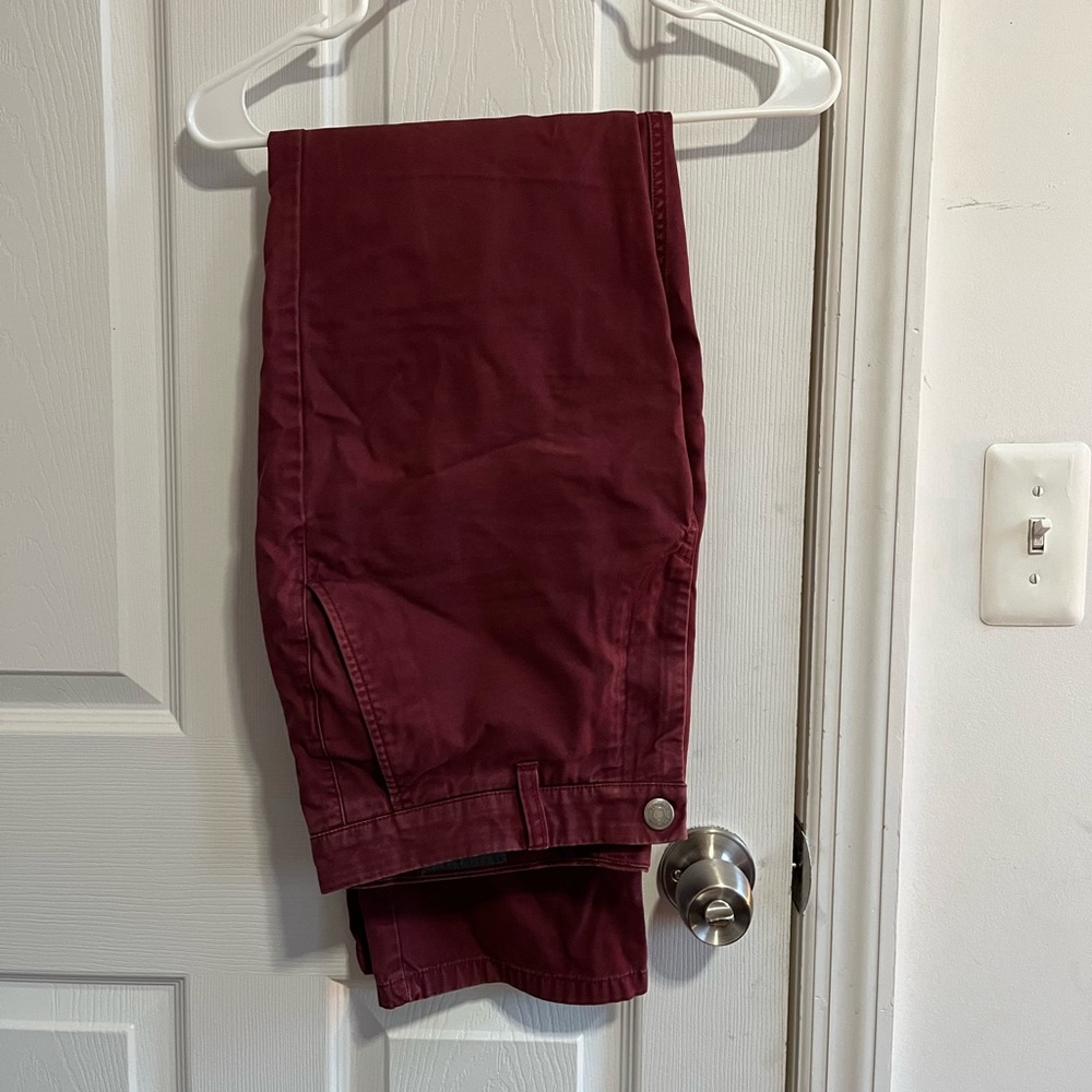 Men’s straight leg maroon chino pants in size 33x34 from Bonobos.